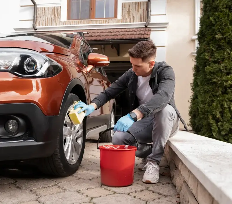 Lavage auto à domicile Le Saint : professionnel intervenant sur un véhicule